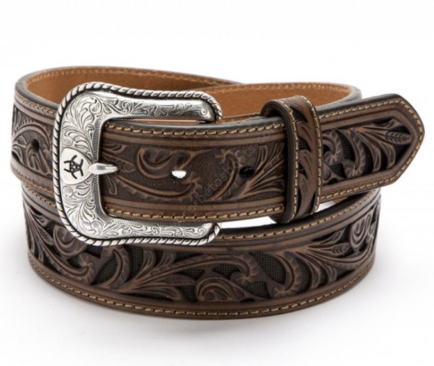Compra en nuestra tienda online este cinturón vaquero Ariat hecho en piel de vaca marrón y contraste de fondo negro para acentuar el relieve.