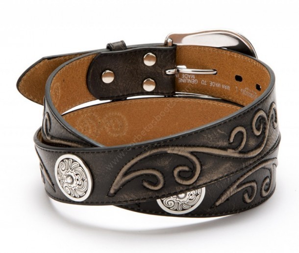 El mejor complemento para combinar con tus botas y camisa cowboy es este cinturón unisex de piel negra envejecida con conchos y chapa grabada.