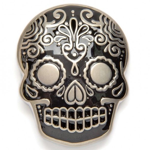 Ahora puedes comprar en nuestra tienda online rockabilly esta hebilla esmaltada en negro de estilo rocker en forma de calavera de azúcar.